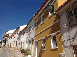 um edifício amarelo no lado de uma rua em Casa da Barca em Abrantes