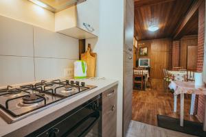 Kuchyň nebo kuchyňský kout v ubytování Apartments Stokic