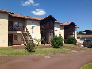 a building with a car parked in front of it at residence neptune beach in Andernos-les-Bains