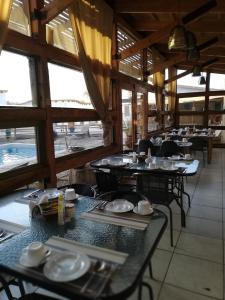Un restaurante o sitio para comer en Hotel La Cochera