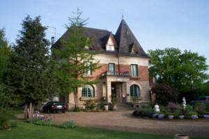 una casa con un coche aparcado delante de ella en Villa Les Iris, en Saint-Félix