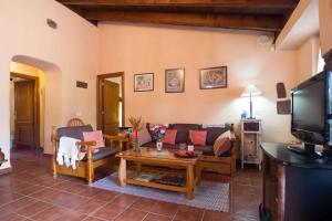 a living room with a couch and a table at Finca El Picacho Apartments in the countryside 2 Km from the beach in Tejina