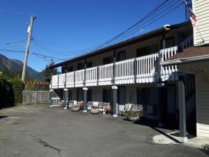 a side view of a building with a balcony at Inntowne Motel in Hope