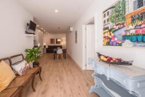 uma sala de estar com um sofá e uma pintura na parede em Santo António House - Exclusive Apartment em Lisboa
