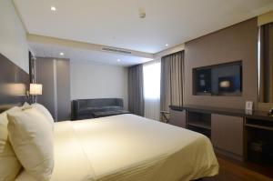 TV a/nebo společenská místnost v ubytování Pearl Garden Hotel