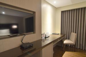 TV a/nebo společenská místnost v ubytování Pearl Garden Hotel