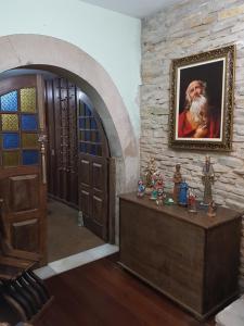 a room with a painting of a man on a wall at Casa da Kau in Ouro Preto