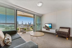 Televiisor ja/või meelelahutuskeskus majutusasutuses Mantra Mooloolaba Beach
