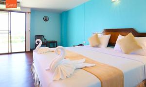Postel nebo postele na pokoji v ubytování Wiangwalee Hotel