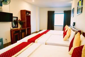 Ліжко або ліжка в номері Hoàng Hưng Hotel