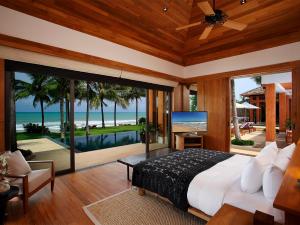 um quarto com uma cama e vista para o oceano em Villa Nandana by Elite Havens em Praia de Natai