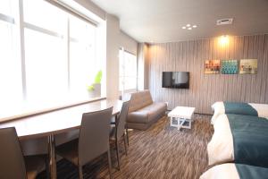 Pokój hotelowy z łóżkiem, kanapą i stołem w obiekcie Tanimachi 4chome 5F w Osace