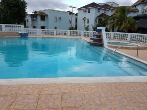 Bazén v ubytování Negril Ocean View Apartment nebo v jeho okolí