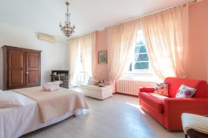 1 dormitorio con cama, sofá y ventana en B&B 3 TIGLI, en Maslianico