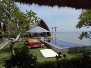 The swimming pool at or close to Krisna Bungalows and Restaurant