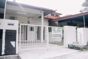 a white fence in front of a house at TheDaun Homestay Seri Iskandar, Perak in Seri Iskandar