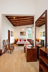 una camera con letto e scrivania di Hotel See Kandy a Kandy