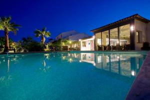 Bazén v ubytování Golfe Hôtel & Spa Porto-Vecchio nebo v jeho okolí