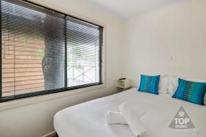 ein Schlafzimmer mit einem großen Bett und einem großen Fenster in der Unterkunft Shepparton Holiday Park and Village in Shepparton