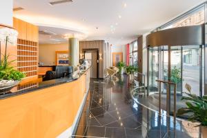 a lobby with a bar with plants in it at Best Western City Hotel Braunschweig in Braunschweig