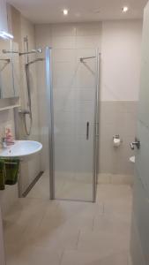 Koupelna v ubytování Ferienwohnung "Am Kurpark" in Bad Schussenried + 14 fotografií