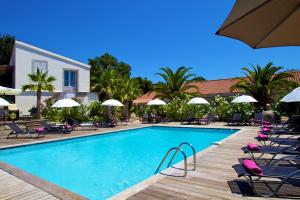 Bazén v ubytování Golfe Hôtel & Spa Porto-Vecchio nebo v jeho okolí
