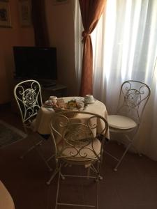 A seating area at La ginestra Chia B&B