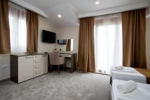 Hotel Fobra的电视和/或娱乐中心