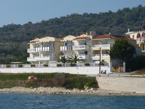 Afbeelding uit fotogalerij van Ostria Seaside Studios and Apartments in Katarráktis