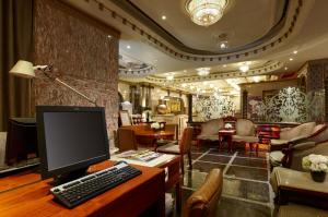 台北的住宿－台北香城大飯店，房间里的书桌上的电脑显示器
