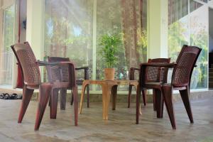 un grupo de sillas y una mesa con una planta. en Samanala Resort en Matara
