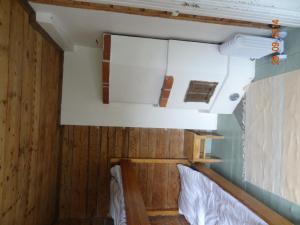 Vuohensaari Camping Ahtela's cottage في سالو: غرفة بجدران خشبية وسرير في غرفة