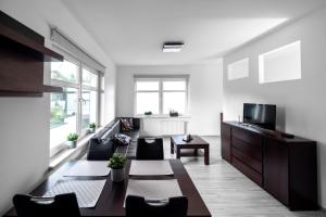 un soggiorno con un divano e un tavolo di Apartament Szarych Szeregów 46A/1 a Katowice