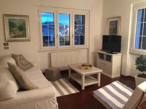 シルミオーネにあるYour Perfect Placeのソファとテレビのあるリビングルーム