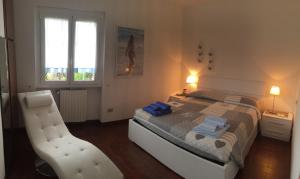 シルミオーネにあるYour Perfect Placeのベッドルーム1室(ベッド1台、白い椅子付) +24枚の写真