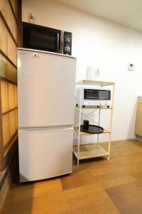 富士河口湖町にあるフジ サクラ ハウスの電子レンジが上に付いた冷蔵庫