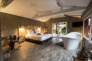 um quarto com uma cama e uma banheira em Auberge au Boeuf em Sessenheim