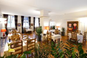 ห้องอาหารหรือที่รับประทานอาหารของ Hôtel Restaurant La Cigogne