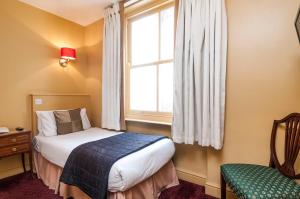 Ένα ή περισσότερα κρεβάτια σε δωμάτιο στο The Castleton Hotel