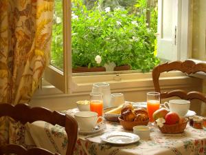 a table with food and orange juice and a window at Château des Tertres in Onzain