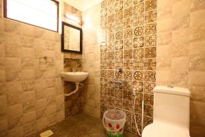 Ein Badezimmer in der Unterkunft Sreedevi Residency