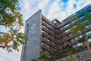 un edificio con un cartello sul lato di S Aura Hotel a Taipei