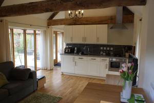 O bucătărie sau chicinetă la Hidden cottages Two lovely 1 bed cottages in peaceful surroundings, 1 with log burner