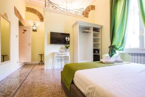una camera con letto e TV a parete di Trastevere Royal Suite Trilussa a Roma
