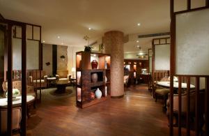 Deja Vu Hotel في تايبيه: غرفة بها طاولات وكراسي وغرفة بها طاولات
