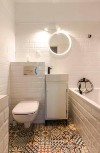 イェリトコボにあるVintage Spaceのバスルーム(トイレ、バスタブ、シンク付)
