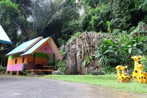 een klein huis met giraffen figuren ervoor bij Khao Chang View Resort in Phangnga