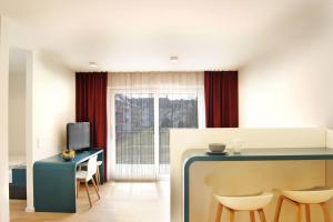 um quarto com uma cozinha com mesa e cadeiras em SEEGER Living Premium West em Karlsruhe