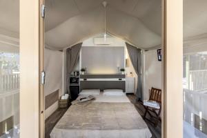 sypialnia z łóżkiem i balkonem w obiekcie Campeggio Conca D'Oro w mieście Baveno