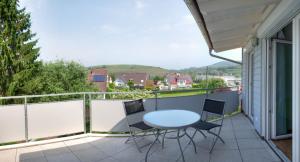 patio con mesa y sillas en el balcón en Braviscasa - Ferienresidenz Haus am Bach Vogtsburg am Kaiserstuhl, en Vogtsburg
